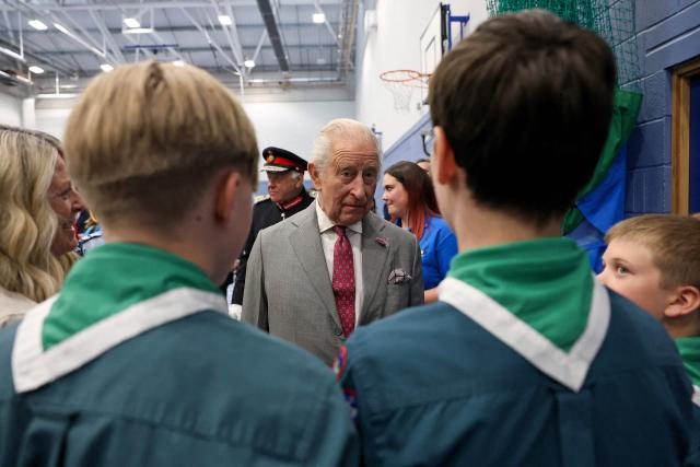 Britain's King Charles III (C) reacts during a visit to Horizon Youth Zone, a new centre aimed at providing a safe and inspiring place for young people and offering multiple activities including sports, cooking, creative and performing arts, in the city of Grimsby, north-east England, on June 11, 2026. (Photo by Temilade Adelaja / POOL / AFP)
