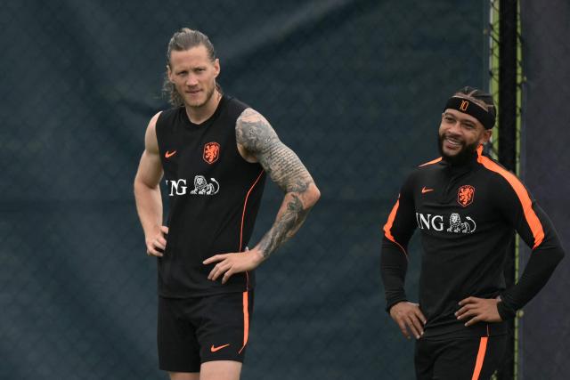 Netherlands' forward #09 Wout Weghorst (L) and Netherlands' forward #10 Memphis Depay take part in a training session during the 2026 World Cup football tournament at KC Current Training Facility in Kansas City on June 11, 2026. (Photo by JUAN MABROMATA / AFP)