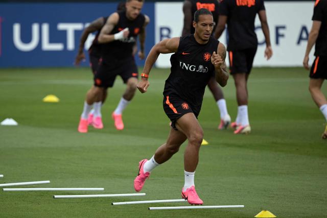 Netherlands' defender Virgil van Dijk warms up during a training session during the 2026 World Cup football tournament at KC Current Training Facility in Kansas City on June 11, 2026. (Photo by JUAN MABROMATA / AFP)