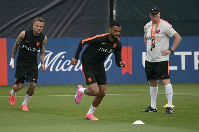 Netherlands' head coach Ronald Koeman (R) looks at  Netherlands' forward Noa Lang (L) and Netherlands' forward Cody Gakpo warming up during a training session during the 2026 World Cup football tournament at KC Current Training Facility in Kansas City on June 11, 2026. (Photo by JUAN MABROMATA / AFP)