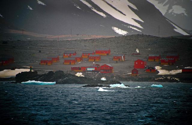 (FILES) View of the Argentinian Esperanza military base from the Brazilian Navy's Oceanographic Ship Ary Rongel in Antarctica on March 5, 2014. The Antarctic Peninsula recorded unusually high temperatures at the start of June 2026, between 15 and 20 degrees Celsius above average, triggering atypical ice melt at the onset of the austral winter. (Photo by VANDERLEI ALMEIDA / AFP)
