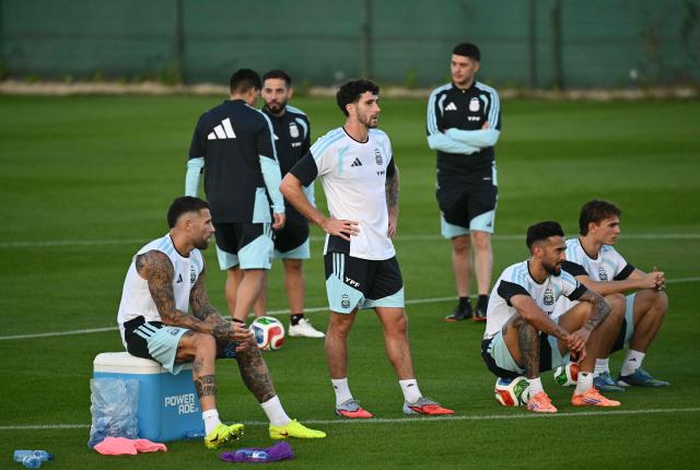 (FILES) Argentine's defender Marcos Senesi (C) and teammates attend a training session of the Argentinian team ahead of their friendly football match against Angola, in Algorfa, near Alicante, eastern Spain, on November 11, 2025. The Argentina national team confirmed on June 11, 2026 that defender Marcos Senesi has been added to the squad for the 2026 World Cup, replacing Leonardo Balerdi, who has been ruled out of the tournament due to a muscle injury. (Photo by JOSE JORDAN / AFP)
