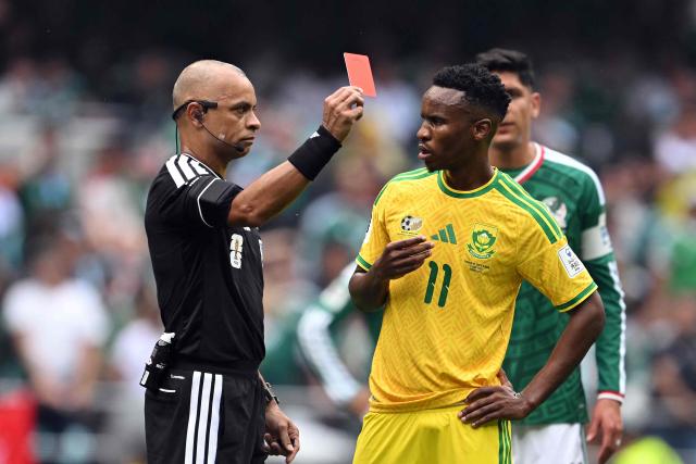 Brazilian referee Wilton Sampaio shows a red card to South Africa's midfielder #11 Themba Zwane during the 2026 World Cup Group A football match between Mexico and South Africa at the Mexico City Stadium in Mexico City on June 11, 2026. (Photo by Yuri CORTEZ / AFP)