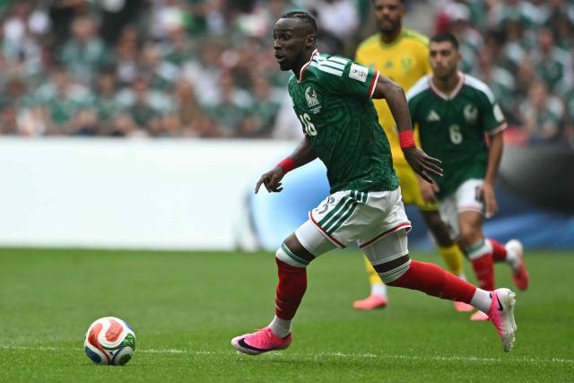 Mexico's forward #16 Julian Quinones runs with the ball during the 2026 World Cup Group A football match between Mexico and South Africa at the Mexico City Stadium in Mexico City on June 11, 2026. (Photo by CARL DE SOUZA / AFP)