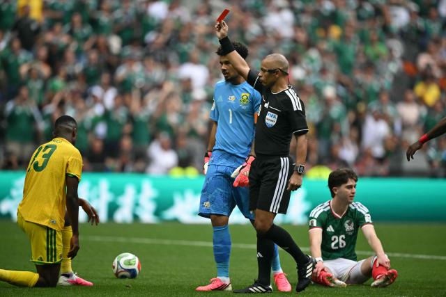 Brazilian referee Wilton Sampaio shows a red card to South Africa's midfielder #13 Sphephelo Sithole during the 2026 World Cup Group A football match between Mexico and South Africa at the Mexico City Stadium in Mexico City on June 11, 2026. (Photo by CARL DE SOUZA / AFP)