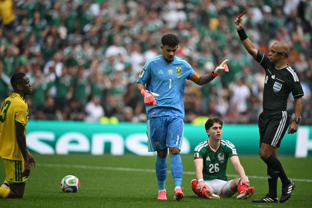 Brazilian referee Wilton Sampaio shows a red card to South Africa's midfielder #13 Sphephelo Sithole during the 2026 World Cup Group A football match between Mexico and South Africa at the Mexico City Stadium in Mexico City on June 11, 2026. (Photo by CARL DE SOUZA / AFP)