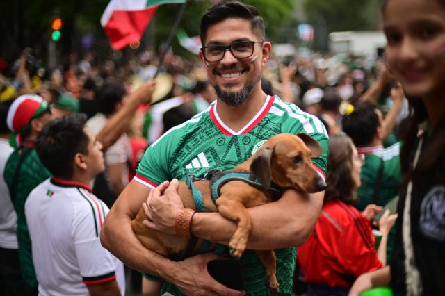Mexico's fans celebrate near the Angel de la Independencia monument in Mexico City on June 11, 2026, after the FIFA World Cup match between Mexico and South Africa. Mexico won 2-0. (Photo by Marco Antonio MARTINEZ / AFP)