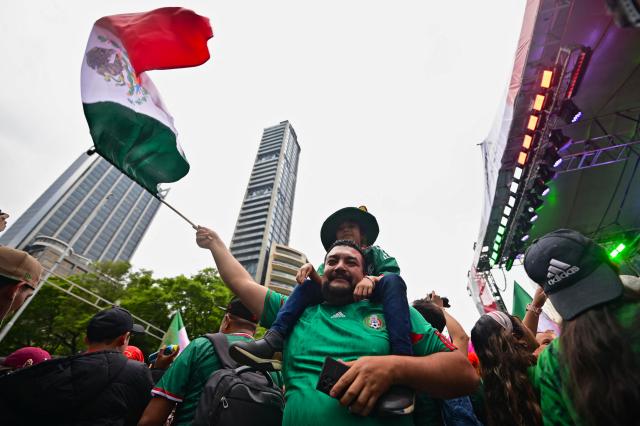 Mexico's fans celebrate near the Angel de la Independencia monument in Mexico City on June 11, 2026, after the FIFA World Cup match between Mexico and South Africa. Mexico won 2-0. (Photo by Marco Antonio MARTINEZ / AFP)