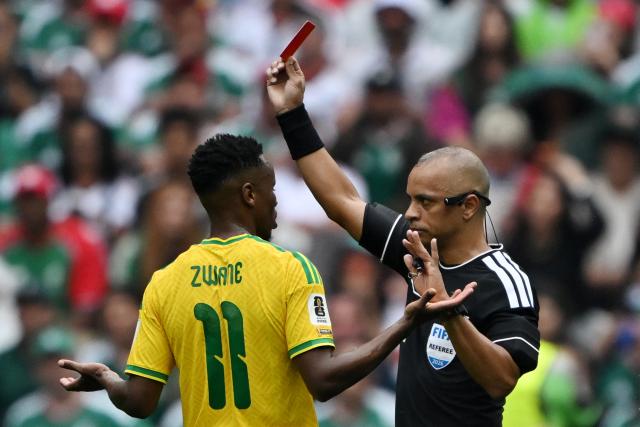 Brazilian referee Wilton Sampaio shows a red card to South Africa's midfielder #11 Themba Zwane during the 2026 World Cup Group A football match between Mexico and South Africa at the Mexico City Stadium in Mexico City on June 11, 2026. (Photo by CARL DE SOUZA / AFP)
