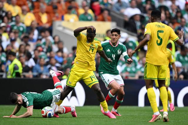 Mexico's forward #14 Armando Gonzalez and South Africa's defender #14 Mbekezeli Mbokazi fight for the ball during the 2026 World Cup Group A football match between Mexico and South Africa at the Mexico City Stadium in Mexico City on June 11, 2026. (Photo by CARL DE SOUZA / AFP)
