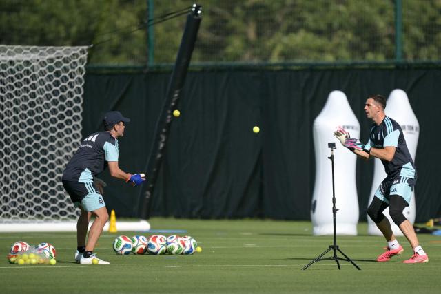 Argentina's goalkeeper Emiliano Martinez (R) takes part in a training session during the 2026 World Cup football tournament at Sporting KC Training Centre in Kansas City on June 11, 2026. (Photo by JUAN MABROMATA / AFP)