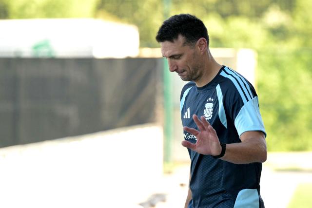 Argentina's head coach Lionel Scaloni gestures as he arrives for a training session during the 2026 World Cup football tournament at Sporting KC Training Centre in Kansas City on June 11, 2026. (Photo by JUAN MABROMATA / AFP)