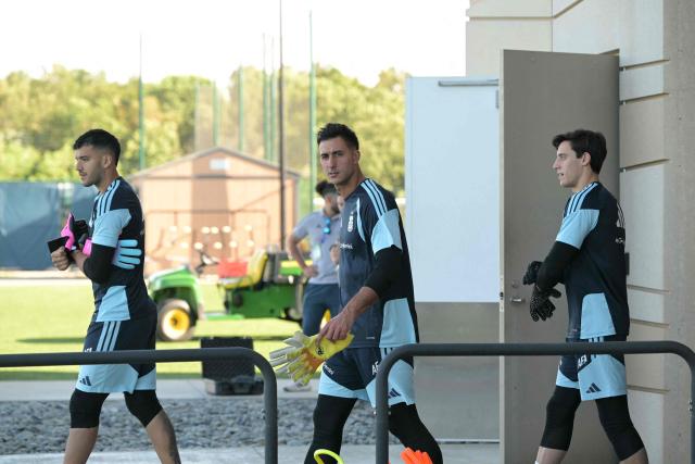(L-R) Argentina's goalkeepers Geronimo Rulli, Juan Musso, and Santiago Beltran arrive for a training session during the 2026 World Cup football tournament at Sporting KC Training Centre in Kansas City on June 11, 2026. (Photo by JUAN MABROMATA / AFP)