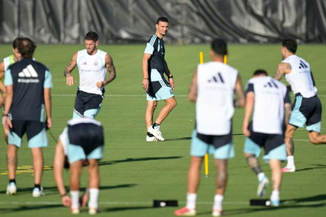 Argentina's head coach Lionel Scaloni gestures during a training session for the 2026 World Cup football tournament at Sporting KC Training Centre in Kansas City on June 11, 2026. (Photo by JUAN MABROMATA / AFP)