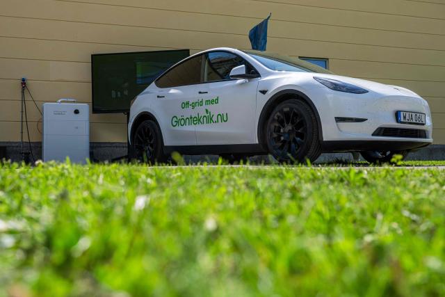 A Tesla electric vehicle is connected to a DC/AC inverter at the University of Gдvle on May 28, 2026 in Gдvle, Sweden. The setup is used to test Vehicle-to-Grid (V2G) technology, allowing electricity stored in the vehicle’s battery to power a building during a simulated power outage. (Photo by Jonathan NACKSTRAND / AFP)