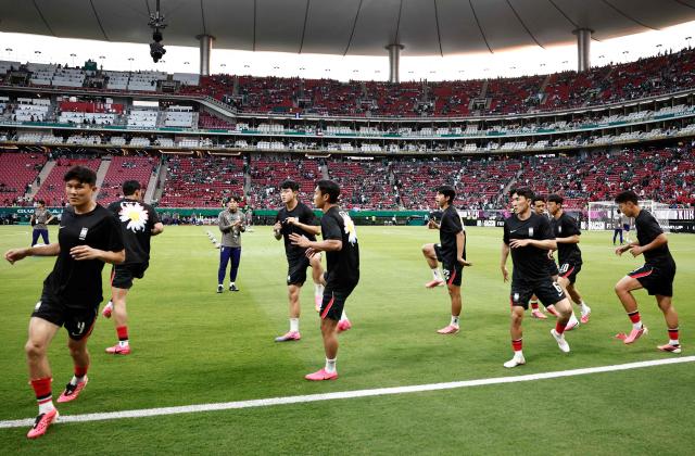 South Korea's players take part in the warm-up ahead of the 2026 World Cup Group A football match between South Korea and the Czech Republic at the Guadalajara Stadium in Zapopan on June 11, 2026. (Photo by Ulises RUIZ / AFP)