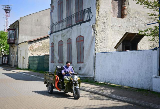 A man drive an electric vehicle in Sulina city, Romania, on May 08, 2026. In Sulina, Romania’s easternmost point, Roxana Saraev has decided that anxiety about Russian airstrikes in Ukraine, some kilometres away, won’t make her leave the "oasis of tranquility" she moved to five years ago.In four years of war, the EU and NATO country which shares a 650 km border with Ukraine, has recorded 28 airspace breaches and 47 drone crashes, according to the latest data of the defence ministry. The most serious such incident happened on May 29 in the centre of the city of Galati, 150 km north of Sulina. (Photo by Daniel MIHAILESCU / AFP)
