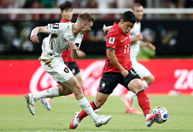 Czech Republic's defender #06 Stepan Chaloupek and South Korea's midfielder #11 Hwang Hee-chan fight for the ball during the 2026 World Cup Group A football match between South Korea and the Czech Republic at the Guadalajara Stadium in Zapopan on June 11, 2026. (Photo by Ulises RUIZ / AFP)