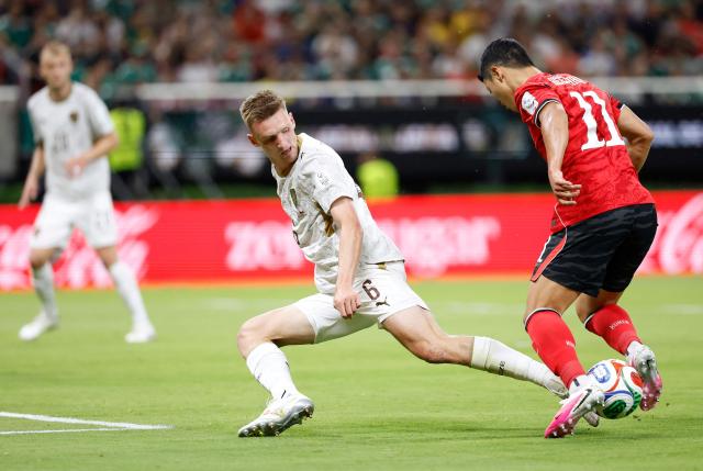 Czech Republic's defender #06 Stepan Chaloupek and South Korea's midfielder #11 Hwang Hee-chan fight for the ball during the 2026 World Cup Group A football match between South Korea and the Czech Republic at the Guadalajara Stadium in Zapopan on June 11, 2026. (Photo by Ulises RUIZ / AFP)