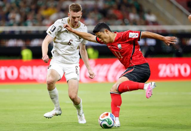 Czech Republic's defender #06 Stepan Chaloupek and South Korea's midfielder #11 Hwang Hee-chan fight for the ball during the 2026 World Cup Group A football match between South Korea and the Czech Republic at the Guadalajara Stadium in Zapopan on June 11, 2026. (Photo by Ulises RUIZ / AFP)