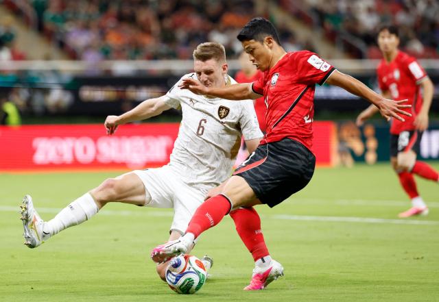 Czech Republic's defender #06 Stepan Chaloupek and South Korea's midfielder #11 Hwang Hee-chan fight for the ball during the 2026 World Cup Group A football match between South Korea and the Czech Republic at the Guadalajara Stadium in Zapopan on June 11, 2026. (Photo by Ulises RUIZ / AFP)