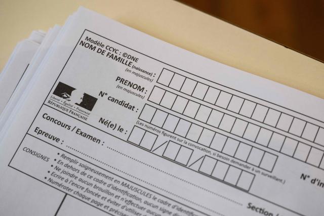 (FILES) This photograph shows information sheets during the baccalaureate's philosophy exam at the Michel de Montaigne high school in Mulhouse, eastern France, on June 16, 2025. More than 700,000 candidates across France take the 2026 session of the Baccalaureat or "bac", the secondary school diploma required for access to higher education, with written exams running from June 15 to 18 and oral examinations through early July. (Photo by SEBASTIEN BOZON / AFP)