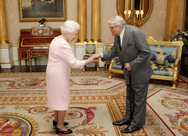 (FILES) Britain's Queen Elizabeth II (L) presents British artist David Hockney with the Order of Merit at Buckingham Palace in London, on May 22, 2012. British artist David Hockney has died aged 88, it was announced on June 12, 2026. British artist David Hockney's paintings captured the world in brilliant colour, from carefree 1960s California to the bucolic landscapes of his native Yorkshire. (Photo by Steve Parsons / AFP)
