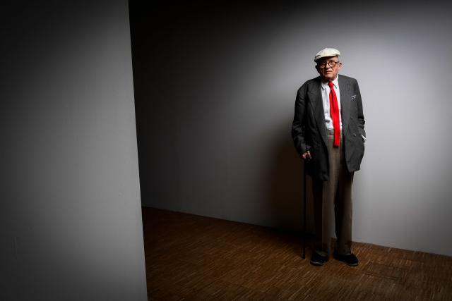 (FILES) British artist David Hockney poses during a photo session at the Pompidou Centre in Paris, on June 16, 2017. British artist David Hockney has died aged 88, it was announced on June 12, 2026. British artist David Hockney's paintings captured the world in brilliant colour, from carefree 1960s California to the bucolic landscapes of his native Yorkshire. (Photo by Martin BUREAU / AFP)