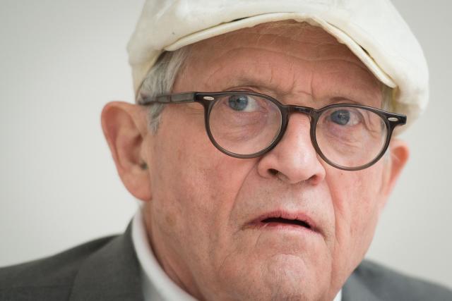 (FILES) Artist David Hockney poses for photographs during a press preview of his new exhibition entitled "Painting and Photography" in central London, on May 14, 2015. British artist David Hockney has died aged 88, it was announced on June 12, 2026. British artist David Hockney's paintings captured the world in brilliant colour, from carefree 1960s California to the bucolic landscapes of his native Yorkshire. (Photo by LEON NEAL / AFP)