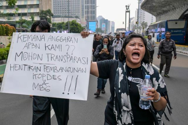 Students protest to demand a reduction in fuel prices and the dissolution of the free meal program, which they consider to be a hotbed of corruption, in Jakarta on June 12, 2026. (Photo by BAY ISMOYO / AFP)