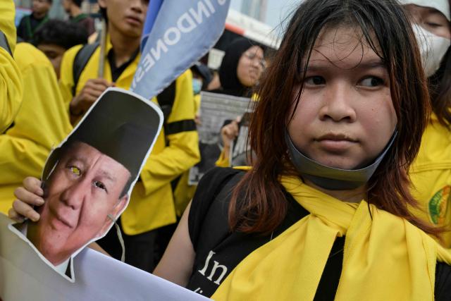 Students protest to demand a reduction in fuel prices and the dissolution of the free meal program, which they consider to be a hotbed of corruption, in Jakarta on June 12, 2026. (Photo by BAY ISMOYO / AFP)