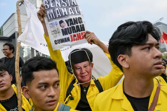 Students protest to demand a reduction in fuel prices and the dissolution of the free meal program, which they consider to be a hotbed of corruption, in Jakarta on June 12, 2026. (Photo by BAY ISMOYO / AFP)