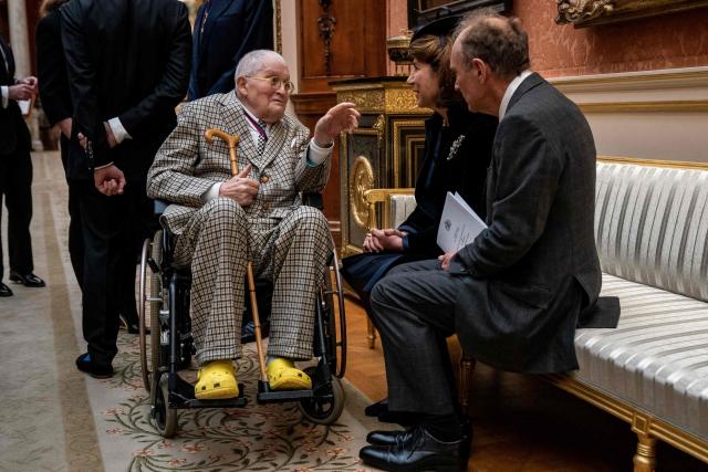 (FILES) Artist David Hockney (L) talks with attendees during a luncheon for Members of the Order of Merit, at Buckingham Palace in London on November 24, 2022. British artist David Hockney, considered one of the most influential and defining figures in contemporary art, whose paintings captured the world in brilliant colour, has died aged 88, his public relations agent announced on June 12, 2026. (Photo by Aaron Chown / POOL / AFP)