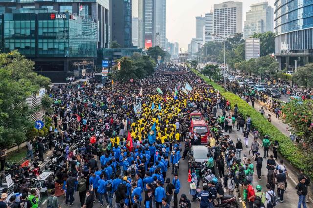 This aerial picture shows students protesting to demand a reduction in fuel prices and the dissolution of the free meal program, which they consider to be a hotbed of corruption, in Jakarta on June 12, 2026. (Photo by BAY ISMOYO / AFP)