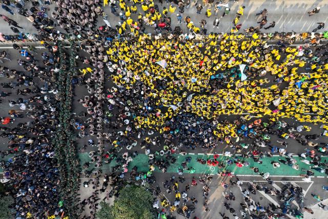 This aerial picture shows students protesting to demand a reduction in fuel prices and the dissolution of the free meal program, which they consider to be a hotbed of corruption, in Jakarta on June 12, 2026. (Photo by BAY ISMOYO / AFP)