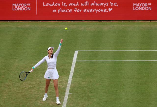 Romania's Sorana Cirstea throws the ball to serve against Britain's Emma Raducanuduring their round of 16 women's singles match at the HSBC WTA tennis Championships at Queen's Club in west London on June 12, 2026. Raducanu won the match 6-4, 6-2. (Photo by Adrian Dennis / AFP)