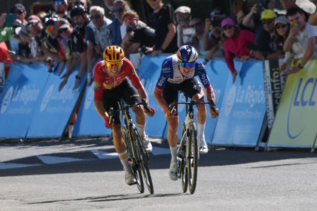 Red Bull - Bora - Hansgrohe's Belgian rider Maxim Van Gils (R) sprints to the finish line to win ahead of Uno-X Mobility's Norwegian rider Tobias Johannessen (L) during the 6th stage of the Tour Auvergne-Rhone-Alpes cycling race (formerly known as the Criterium du Dauphine), 182,3km between Saint-Vulbas and Crest-Voland in the French Alps on June 12, 2026. (Photo by Anne-Christine POUJOULAT / AFP)