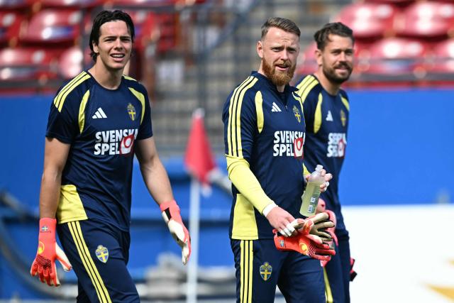 (LtoR)Sweden's goalkeeper #01 Jacob Widell Zetterstrom, Sweden's goalkeeper #12 Viktor Johansson and Sweden's goalkeeper #23 Kristoffer Nordfeldt arrive to take part in a training session ahead of Sweden's 2026 World Cup football tournament Group F football match against Tunisia at Dallas stadium in Dallas on June 12, 2026. (Photo by Paul ELLIS / AFP)