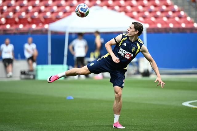 Sweden's midfielder #24 Elliot Stroud practices during a training session ahead of Sweden's 2026 World Cup football tournament Group F football match against Tunisia at Dallas stadium in Dallas on June 12, 2026. (Photo by Paul ELLIS / AFP)