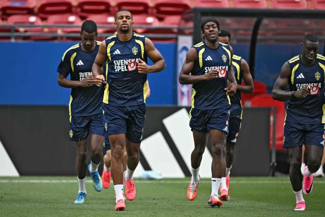(LtoR) Sweden's forward #09 Alexander Isak, Sweden's defender #04 Isak Hien, Sweden's midfielder Anthony Elangaand Sweden's midfielder #13 Ken Sema warm up during a training session ahead of Sweden's 2026 World Cup football tournament Group F football match against Tunisia at Dallas stadium in Dallas on June 12, 2026. (Photo by Paul ELLIS / AFP)