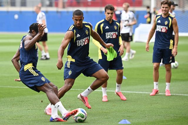 (From L) Sweden's midfielder Anthony Elangaand, Sweden's defender #04 Isak Hien, Sweden's midfielder #18 Yasin Ayari and Sweden's midfielder #22 Besfort Zeneli take part in a training session ahead of Sweden's 2026 World Cup football tournament Group F football match against Tunisia at Dallas stadium in Dallas on June 12, 2026. (Photo by Paul ELLIS / AFP)