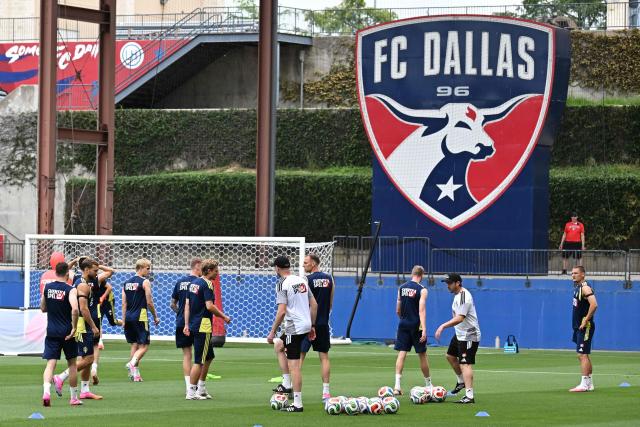 Sweden's players take part in a training session ahead of Sweden's 2026 World Cup football tournament Group F football match against Tunisia at Dallas stadium in Frisco near Dallas on June 12, 2026. (Photo by Paul ELLIS / AFP)