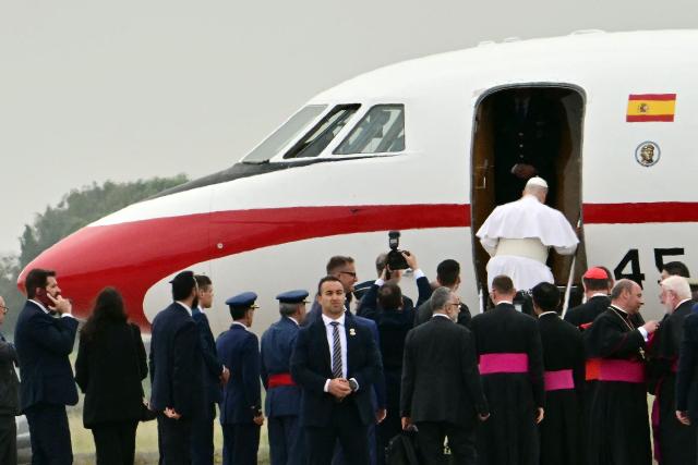 Pope Leo XIV embarks a new aircraft offered by Spanish King Felipe VI (L) after his first plane's takeoff was delayed due to an incident at Los Rodeos International Airport on the Canary Island of Tenerife on June 12, 2026. Pope Leo XIV will return to Rome from the Canary Islands today on a plane offered by Spanish King Felipe VI after his orginal aircraft suffered a technical glitch, the Vatican said. The flight is scheduled to depart Tenerife at 6 pm (1700 GMT) and arrive in Rome at around 11 pm, it said in a statement. (Photo by Stefano RELLANDINI / AFP)