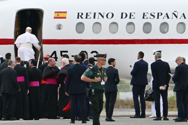Pope Leo XIV embarks a new aircraft offered by Spanish King Felipe VI (L) after his first plane's takeoff was delayed due to an incident at Los Rodeos International Airport on the Canary Island of Tenerife on June 12, 2026. Pope Leo XIV will return to Rome from the Canary Islands today on a plane offered by Spanish King Felipe VI after his orginal aircraft suffered a technical glitch, the Vatican said. The flight is scheduled to depart Tenerife at 6 pm (1700 GMT) and arrive in Rome at around 11 pm, it said in a statement. (Photo by Stefano RELLANDINI / AFP)