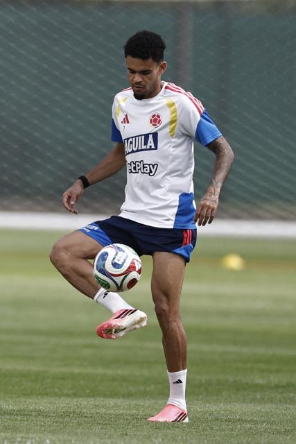 Colombia's forward #07 Luis Diaz controls the ball during a training session for the FIFA 2026 World Cup at the Academia Atlas FC in Guadalajara, Mexico on June 12, 2026. (Photo by Ulises RUIZ / AFP)