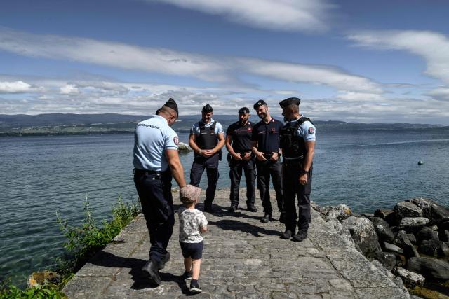 A child walks towards members of the French Gendarmerie and Italian Carabinieri in order to be pictured with them during a new Franco-Italian Operational Unit (UOFI), on June 12, 2026, before they patrol in the streets of Yvoire, prior to the G7 Summit in Evian. (Photo by Jeff PACHOUD / AFP)