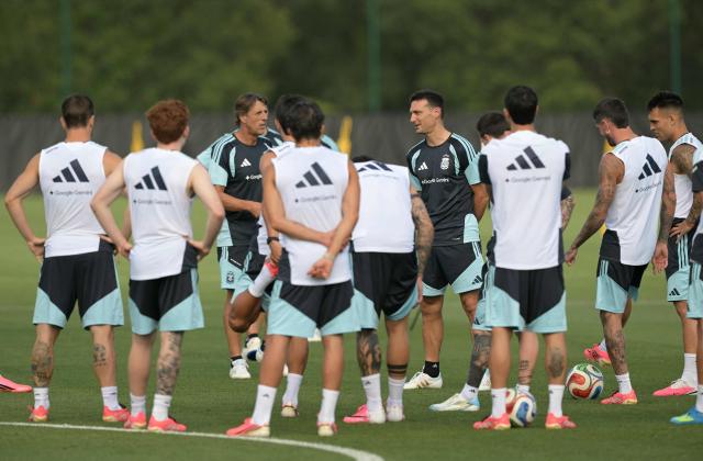 Argentina's head coach Lionel Scaloni speaks to his players during a training session for the 2026 FIFA World Cup football tournament at Sporting KC Training Centre in Kansas City on June 12, 2026. (Photo by JUAN MABROMATA / AFP)