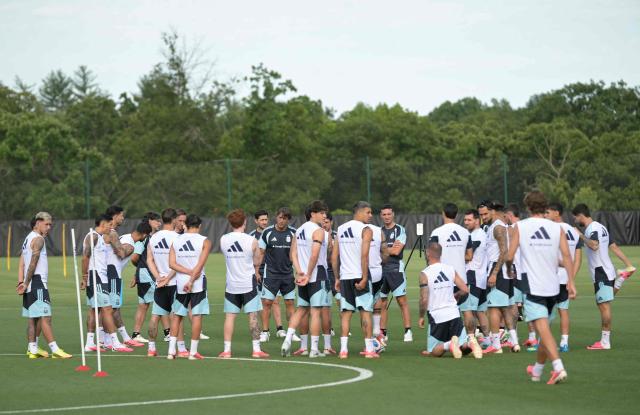 Argentina's head coach Lionel Scaloni speaks to his players during a training session for the 2026 FIFA World Cup football tournament at Sporting KC Training Centre in Kansas City on June 12, 2026. (Photo by JUAN MABROMATA / AFP)