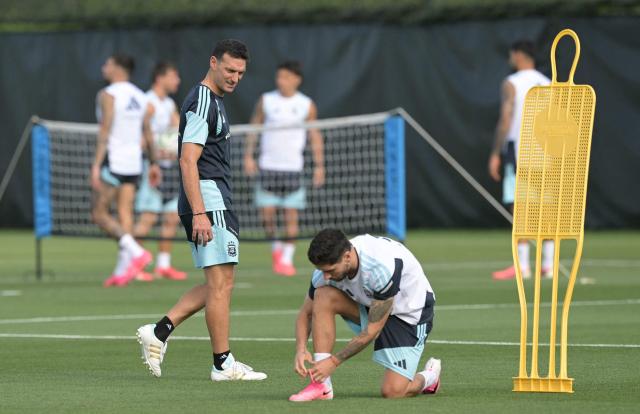 Argentina's head coach Lionel Scaloni looks at defender Gonzalo Montiel during a training session for the 2026 FIFA World Cup football tournament at Sporting KC Training Centre in Kansas City on June 12, 2026. (Photo by JUAN MABROMATA / AFP)