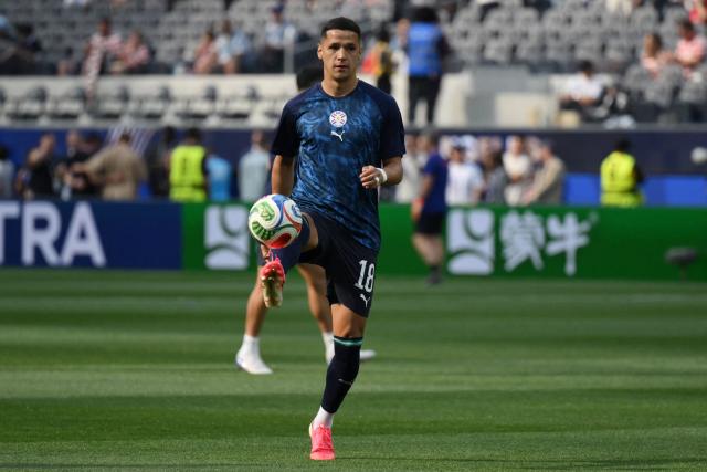 Paraguay's forward #18 Alex Arce warms up ahead of the 2026 World Cup Group D football match between USA and Paraguay at the Los Angeles Stadium in Inglewood on June 12, 2026. (Photo by Patrick T. Fallon / AFP)